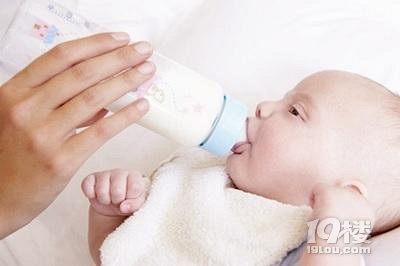 初生婴儿用什么奶粉好?常见的四种类型的奶粉