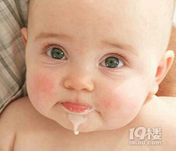 宝宝一直吐奶怎么办?对症下药很重要~-家事百