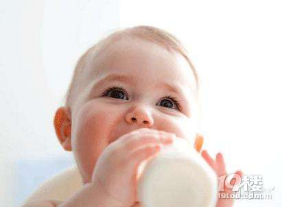 宝宝吃奶粉怎么喂水?宝宝吃奶粉为什么要喂水