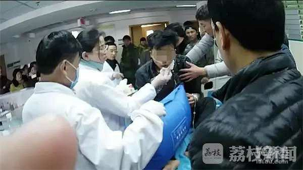 江苏一男生极度自卑产生厌世心理 在校咬舌