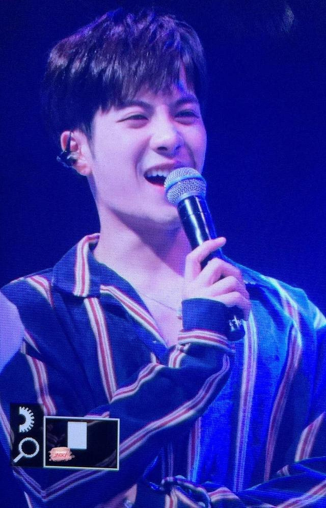 王嘉尔后台晕倒失去知觉 粉丝心疼-八卦绯闻-八