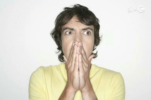 婴儿睡觉时总爱一惊一乍,是否需要包裹手臂