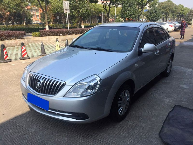 别克凯越1.5自动 银色