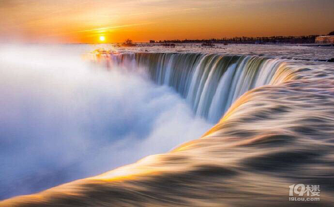 尼亚加拉瀑布位于加拿大和美国交界的尼亚加