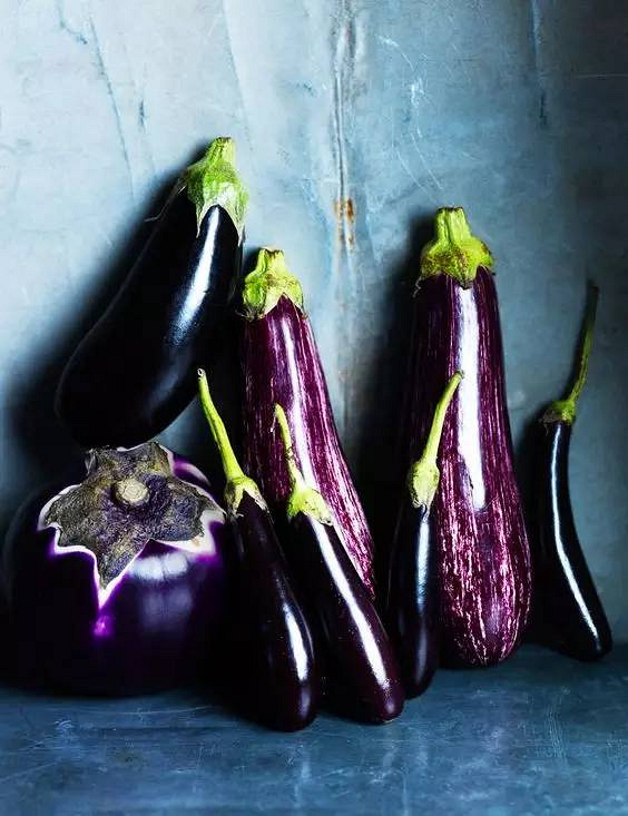 看上去坚挺新鲜,颜色却偏褐色的茄子,那绝对是黑心商贩动了手脚了!