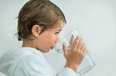 孩子发烧到休克都拒绝喝水,背后的原因很多