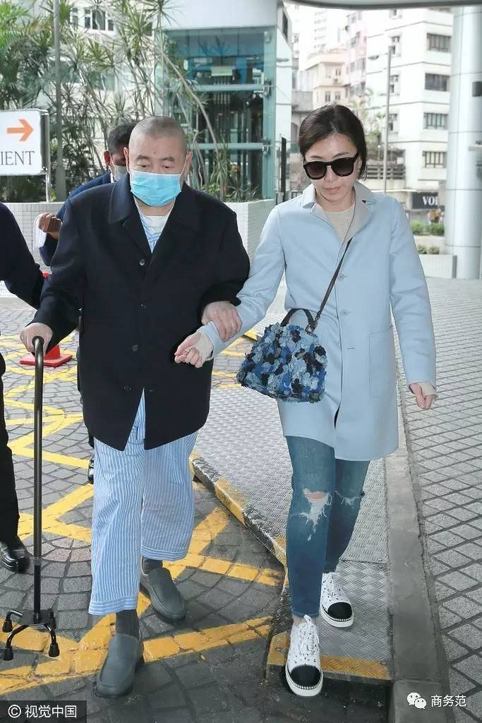 自己平时除了穿爱马仕的衣服之外,刘銮雄对hermes的休闲鞋也非常有