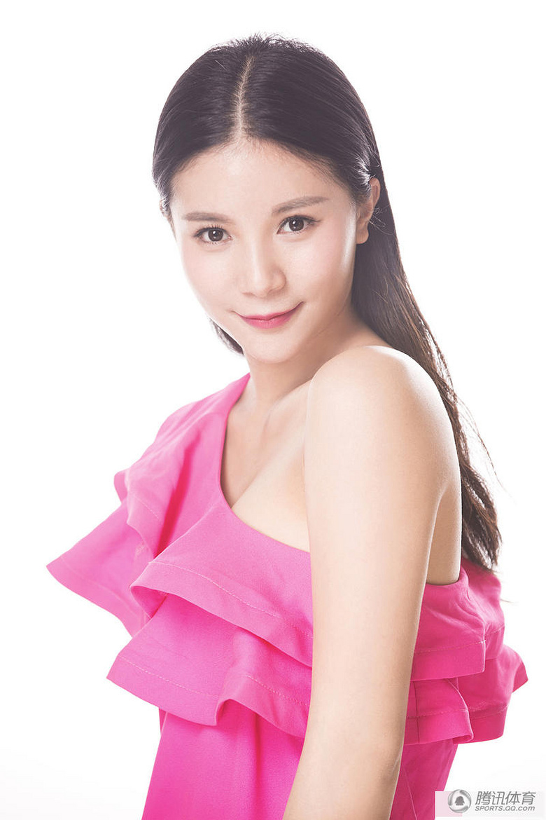 "吃货"何姿晒靓照 秦凯:再这样美就报警(图)