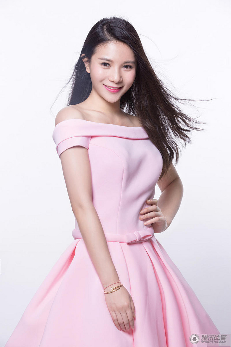 "吃货"何姿晒靓照 秦凯:再这样美就报警(图)