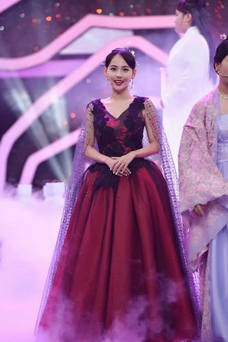 张嘉倪解锁新技能 《王牌对王牌》湿身pk袁姗