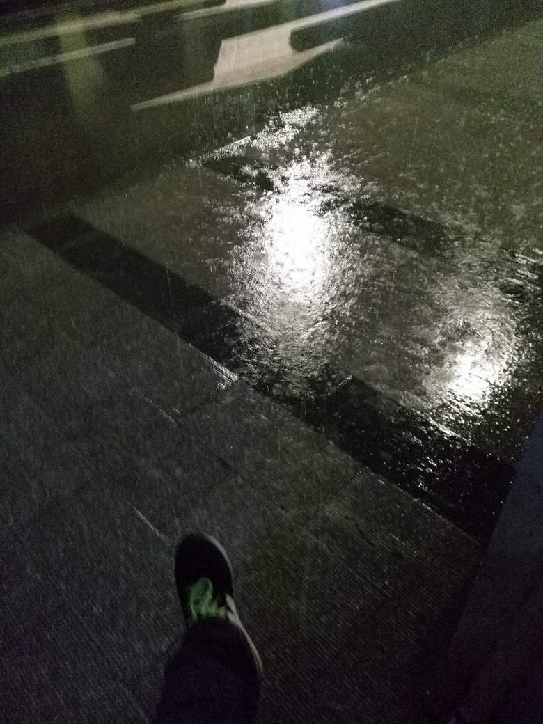 一个人淋雨压马路