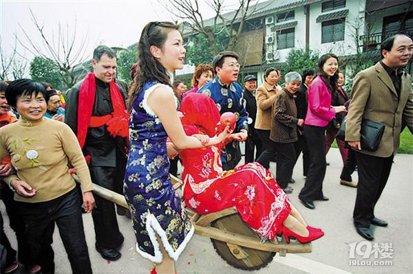 “中西合璧”婚禮更歡樂