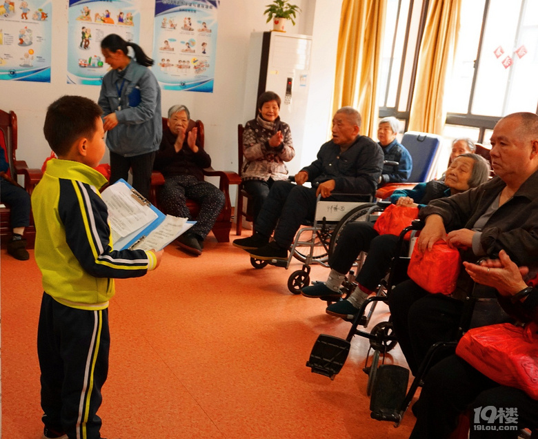 发扬雷锋精神北秀小学走进康久养老院献爱心传