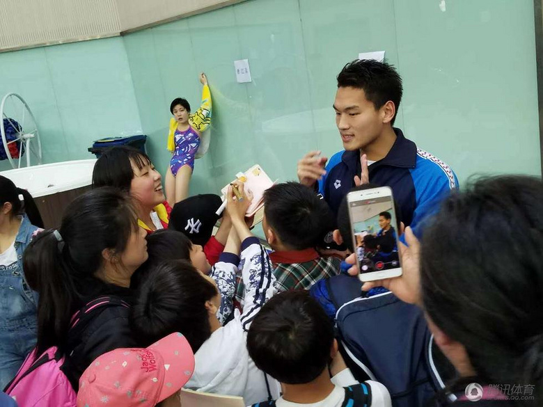 徐嘉余亮相游泳冠军赛 耐心为小粉丝签名(图)-