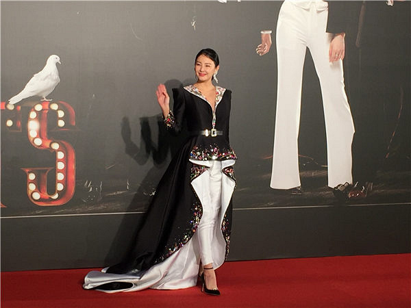 《美人鱼》张雨绮林允分开走红毯 星爷邓超未