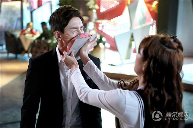 《一见不倾心》探班 张哲瀚遭黎一萱蛋糕糊脸