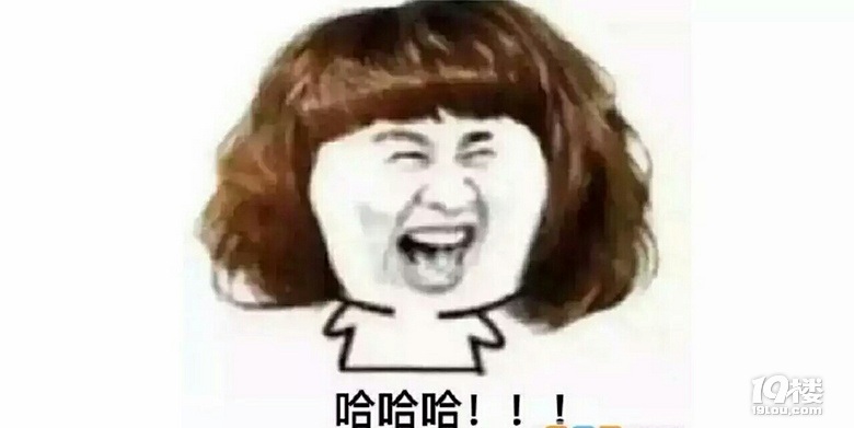 独居姑娘深夜回家 打开电视机看综艺 床下