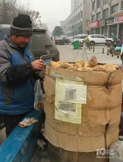 独居姑娘深夜回家 打开电视机看综艺 床下-早知