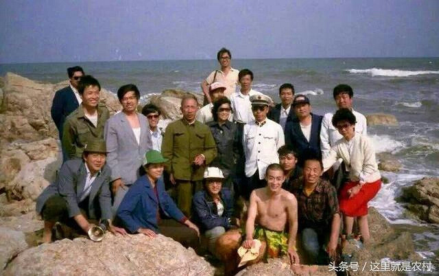 直击西游记剧组照:八戒船上向拍摄者打招呼,每