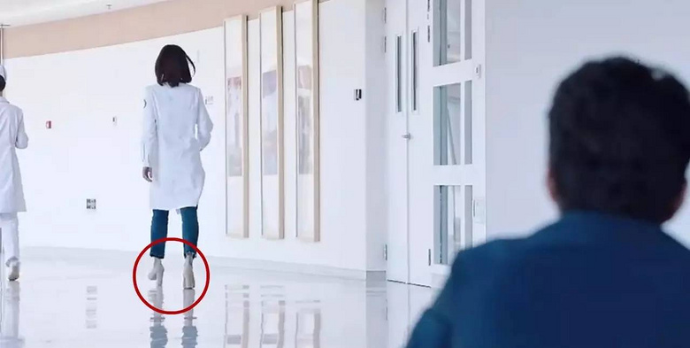 医生穿高跟鞋上班、手术姿势都错误…白百何、