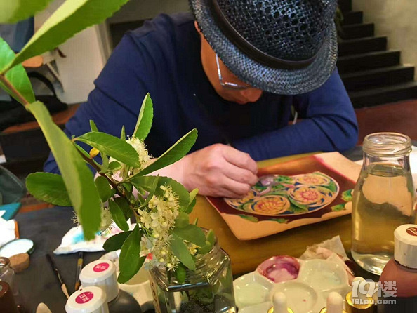 两摸腮红亮了，是待嫁的兔子皮雕
