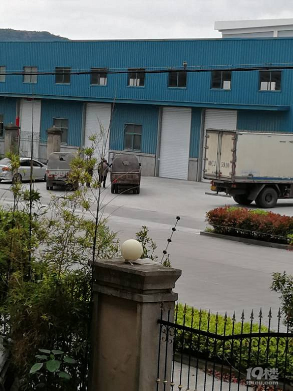 松门镇版本上演高育良用权利交换的建筑,周围