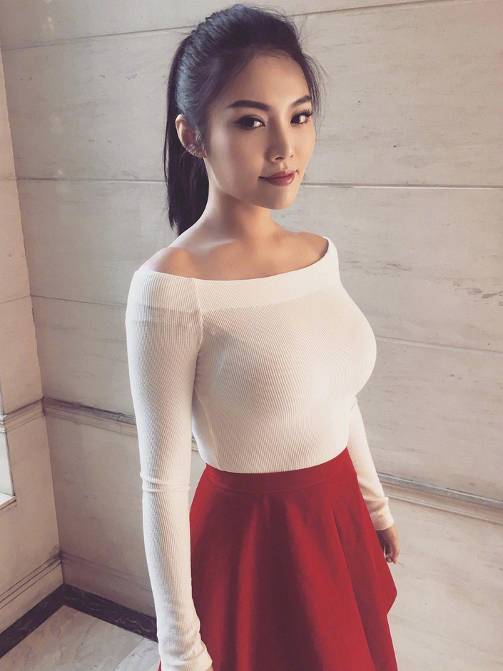 徐东东穿紧身胸衣大秀魔鬼身材 令人遐想无限