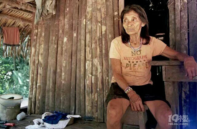 神秘原始部落居民用弓箭捕鱼 女人用嘴嚼药