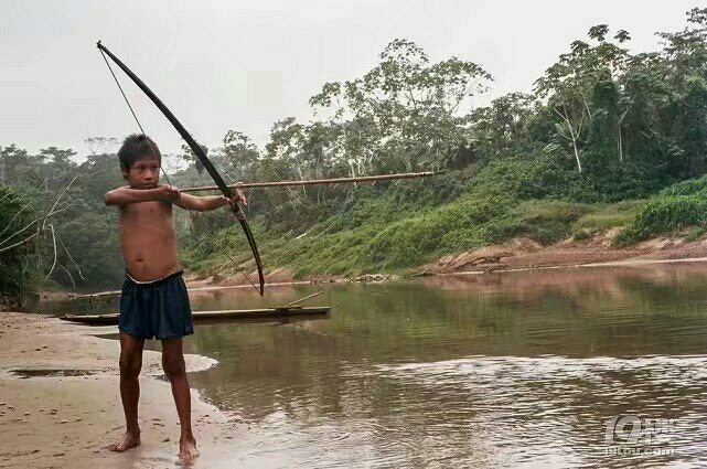神秘原始部落居民用弓箭捕鱼 女人用嘴嚼药