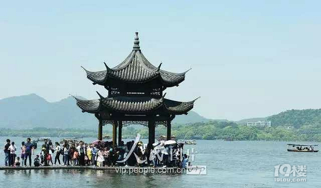 杭州迎来五一小长假旅游高峰 西湖各大景点