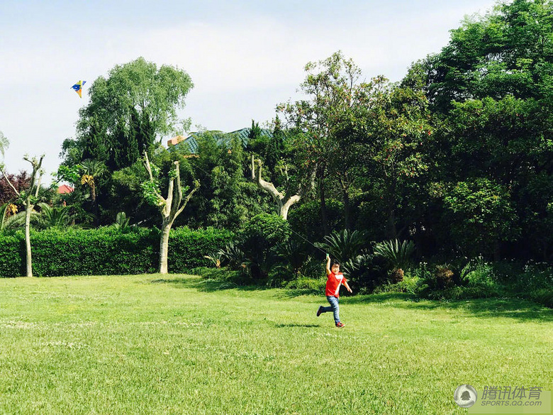 组图:劳动节轩哥皓弟放风筝 吹蒲公英一脸萌