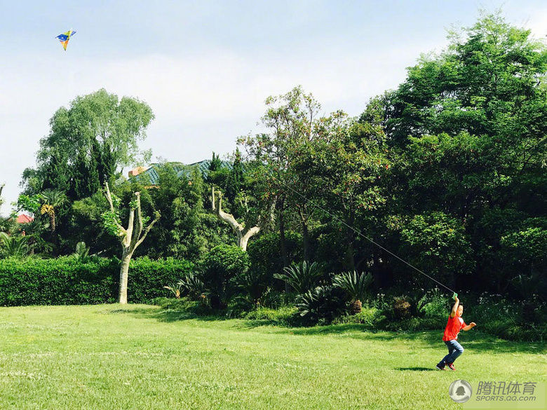 组图:劳动节轩哥皓弟放风筝 吹蒲公英一脸萌
