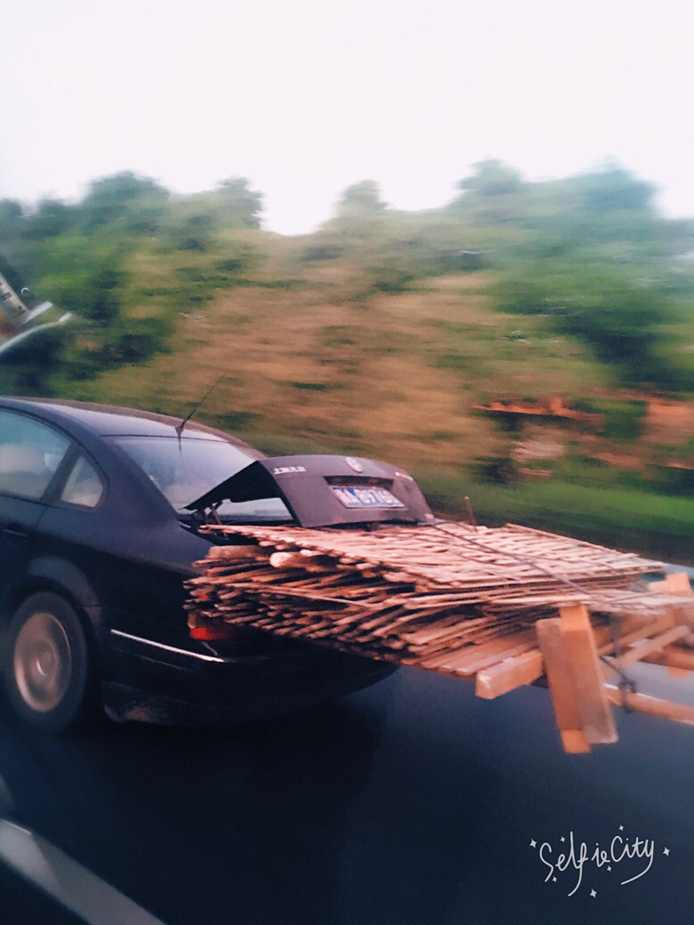 大奇葩,尾灯都压坏了