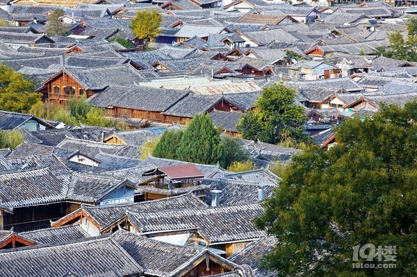 小青年瘋狂瀘沽湖之旅，遇見愛情山——玉龍雪山