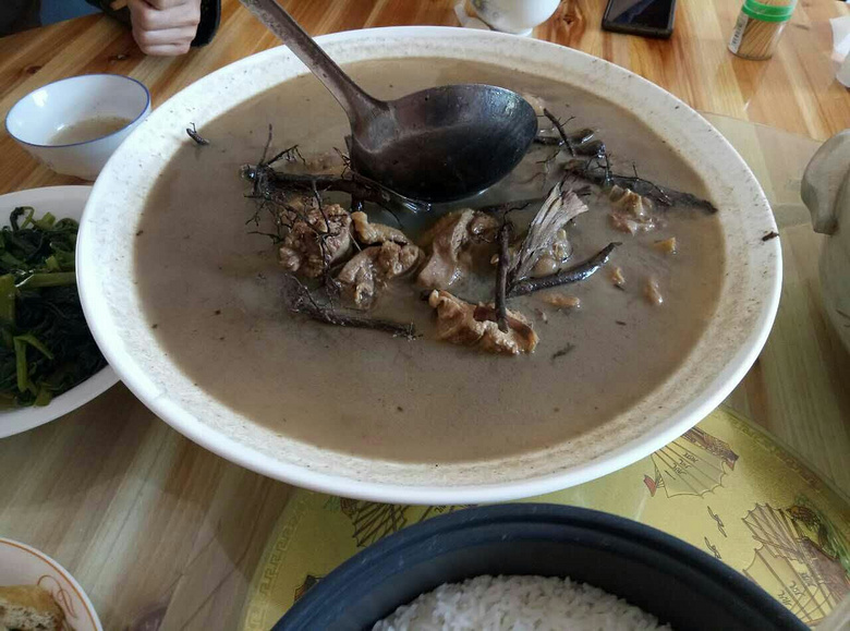 山苍子炖土鸡