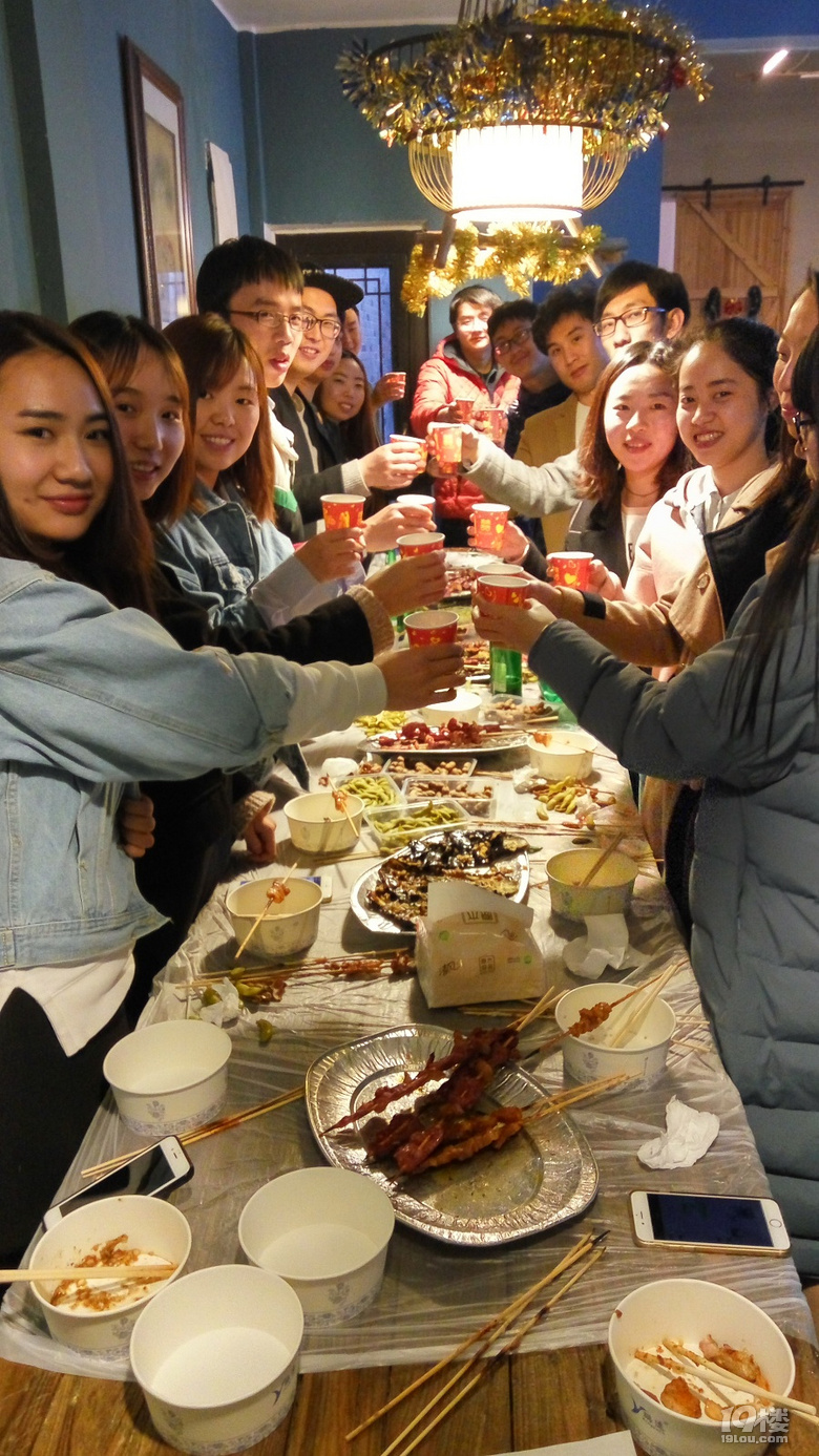 轰趴~烧烤聚会已然成为时尚活动