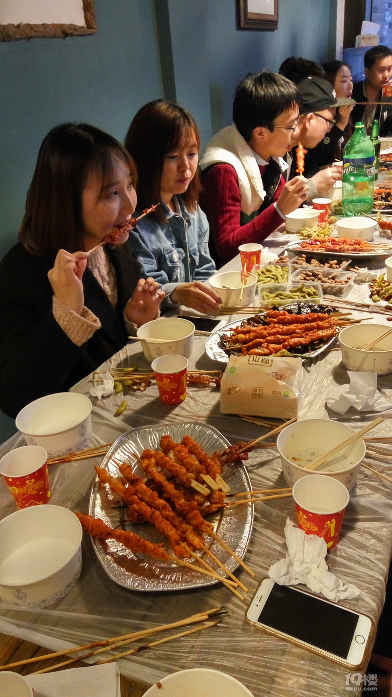 轰趴~烧烤聚会已然成为时尚活动