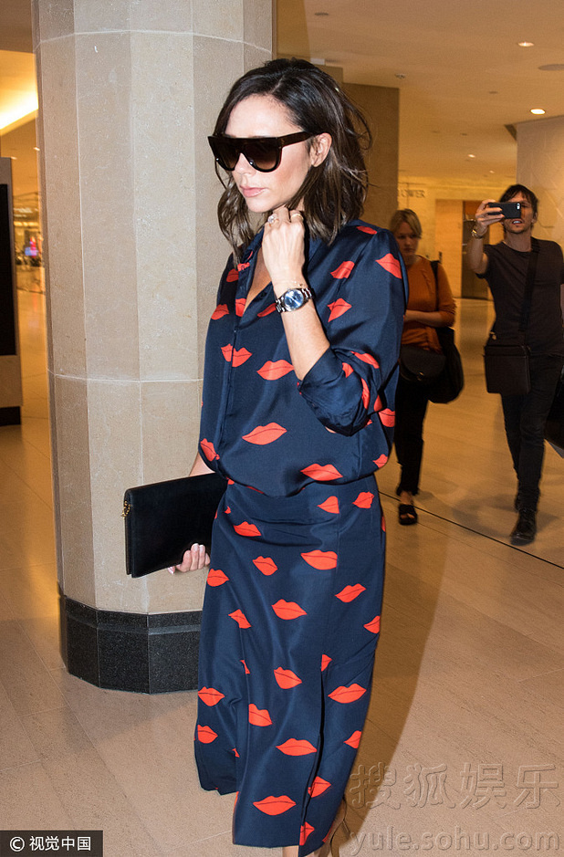 贝嫂获整理发型露温柔脸 香港巡店秒变女总裁