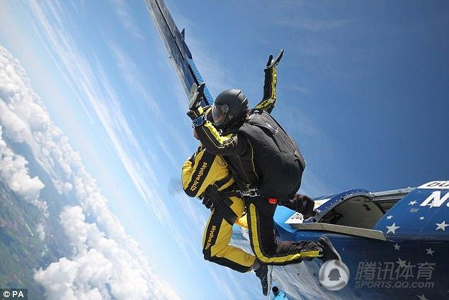 组图:450米高空跳伞!101岁二战老兵创纪录