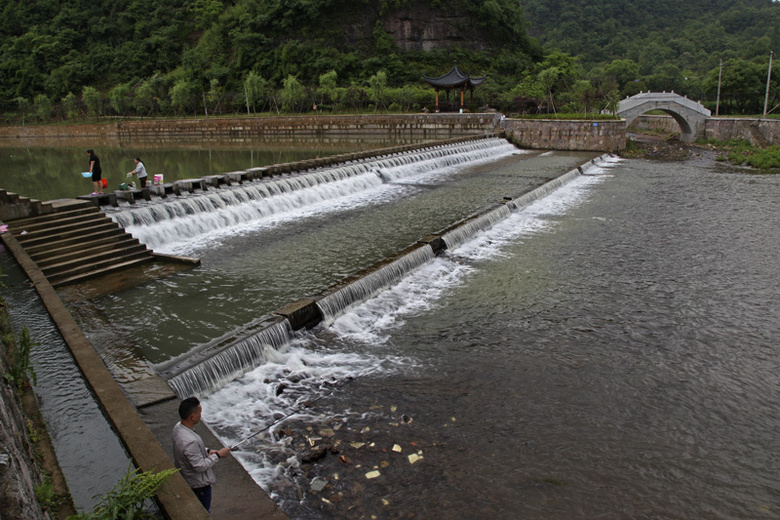 新昌县山村元岙欢快的潜溪水欣赏