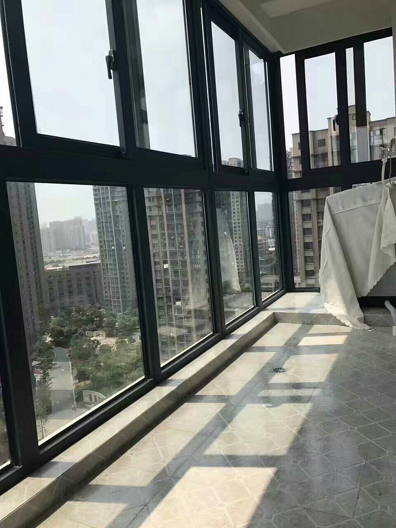 学院路精装一室一厅,超大阳台,价格实惠,抢租热