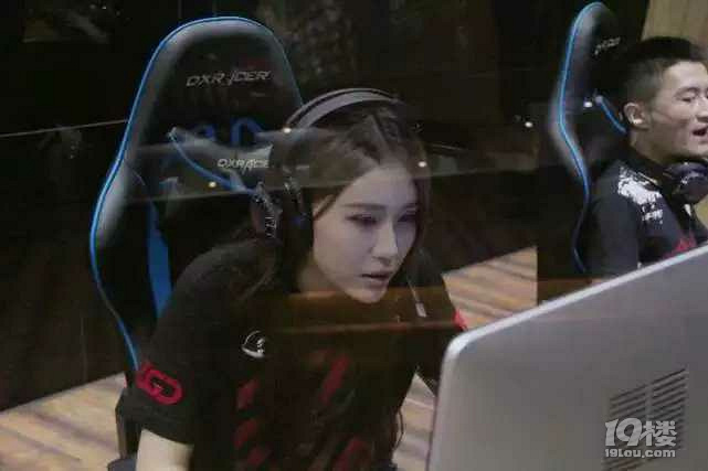 杭州电竞战队美女队员生活曝光 每天狂按键