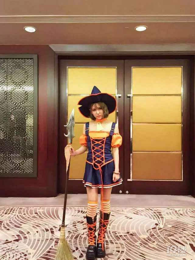 杭州电竞战队美女队员生活曝光 每天狂按键