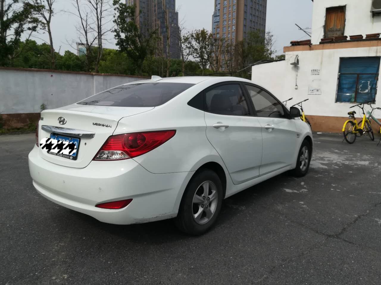 现代 瑞纳 13年1.4自动挡白色天窗