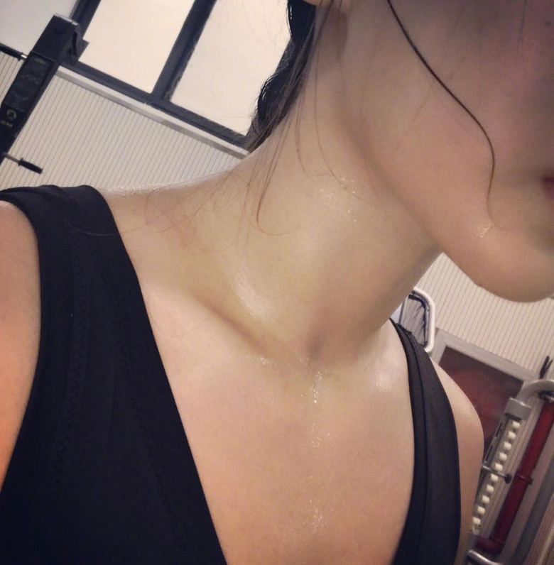 组图:蹦床公主晒自拍照 香汗淋漓曲线诱人