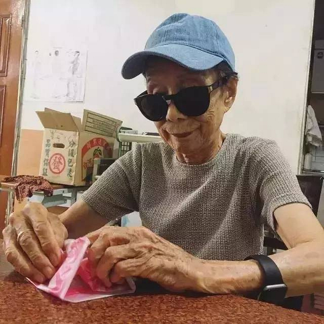 【哈哈】88岁奶奶学绘画、报英语班,街拍火遍