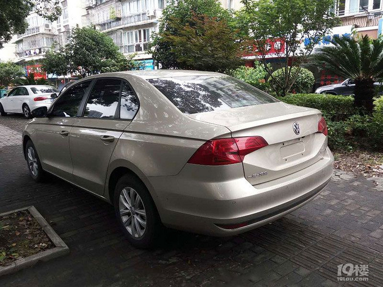 大众宝来最新款 香槟色