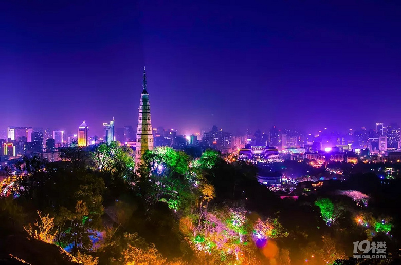 [夜爬]夏日炎炎，明月当空，夜袭宝石山