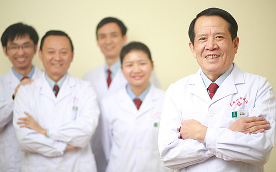 武汉艾格眼科专家说,高度近视需要警惕它