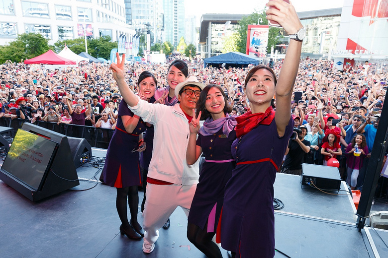 国际巨星成龙助力香港航空首航温哥华,共庆香